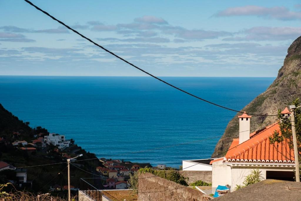 vistas al océano desde una ciudad en GuestReady - Tranquil Spot in São Vicente en São Vicente