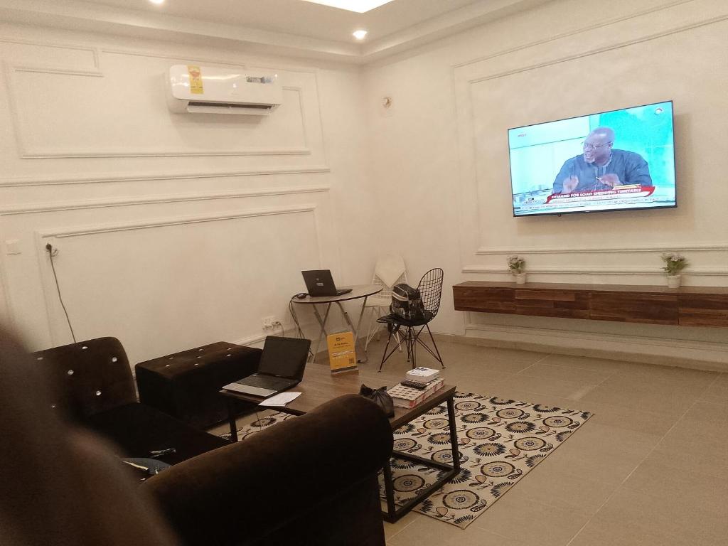  Il comprend un salon doté d'une télévision murale à écran plat. dans l'établissement JINKOR APARTMENT, à Kwasiman