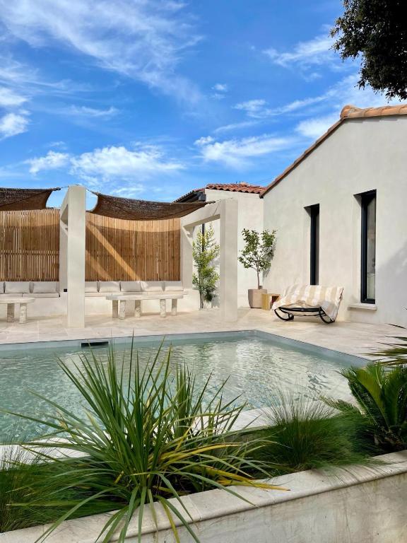 une piscine dans l'arrière-cour d'une maison dans l'établissement VILLA avec piscine aux portes d’Uzès, à Saint-Siffret