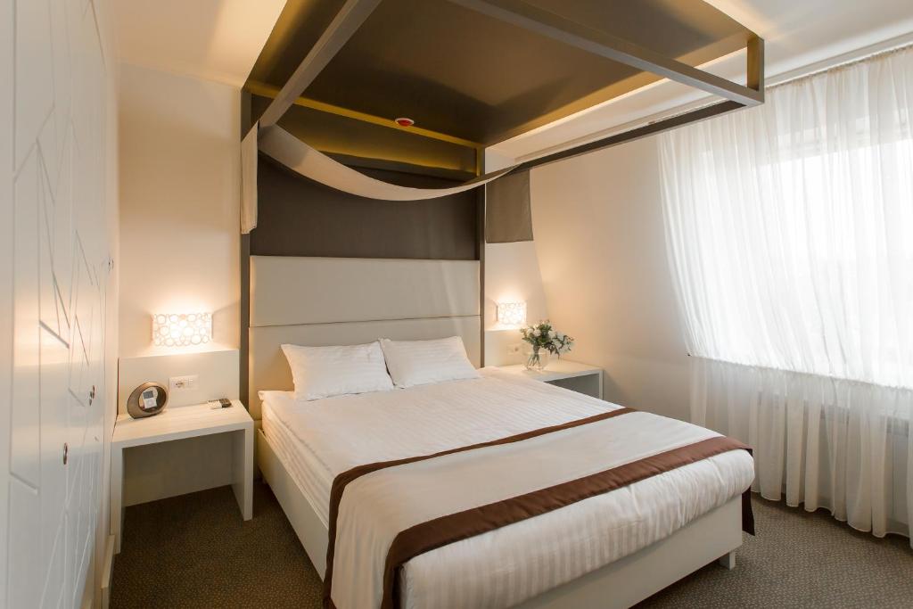 Postel nebo postele na pokoji v ubytování UNO Design Hotel
