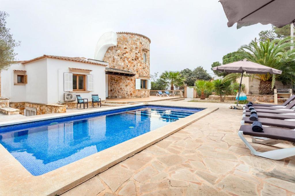 ein Bild einer Villa mit einem Pool in der Unterkunft Villa Torre Mar with swimming pool and 100m to the beach in Cala Santanyi