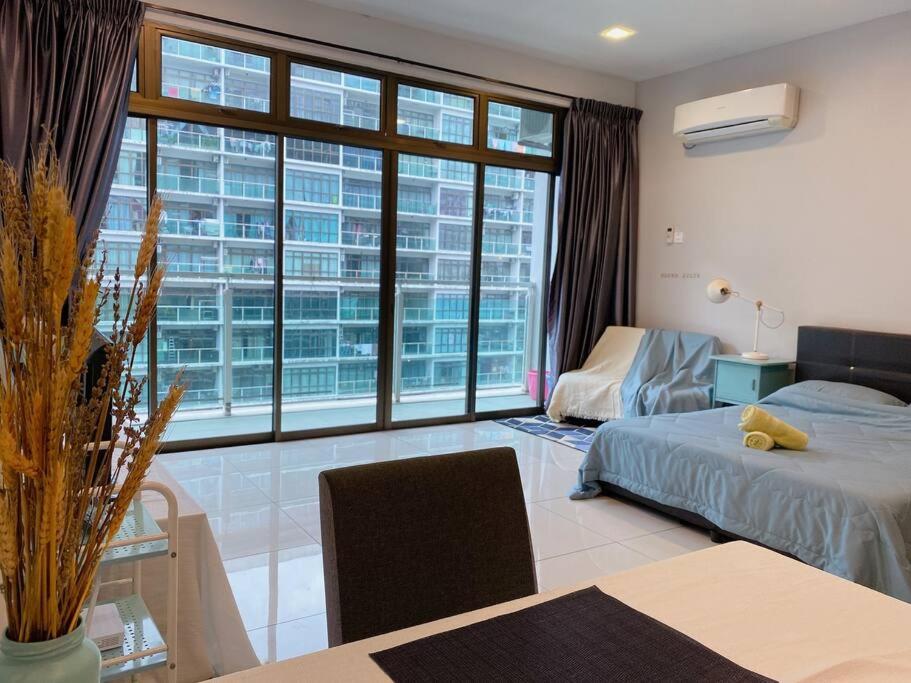 1 dormitorio con cama y ventana grande en Mediterranean Style Suite @ Austin, JB #06, en Johor Bahru