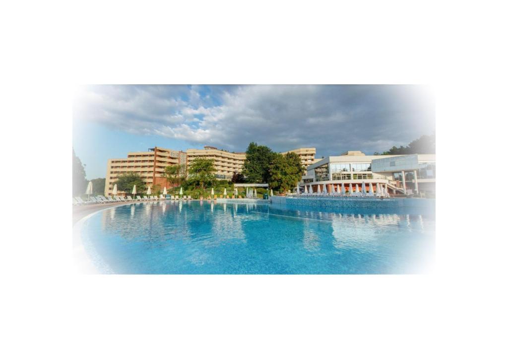 una piscina con edificios de fondo en Hissar Spa Hotel, en Hisarya