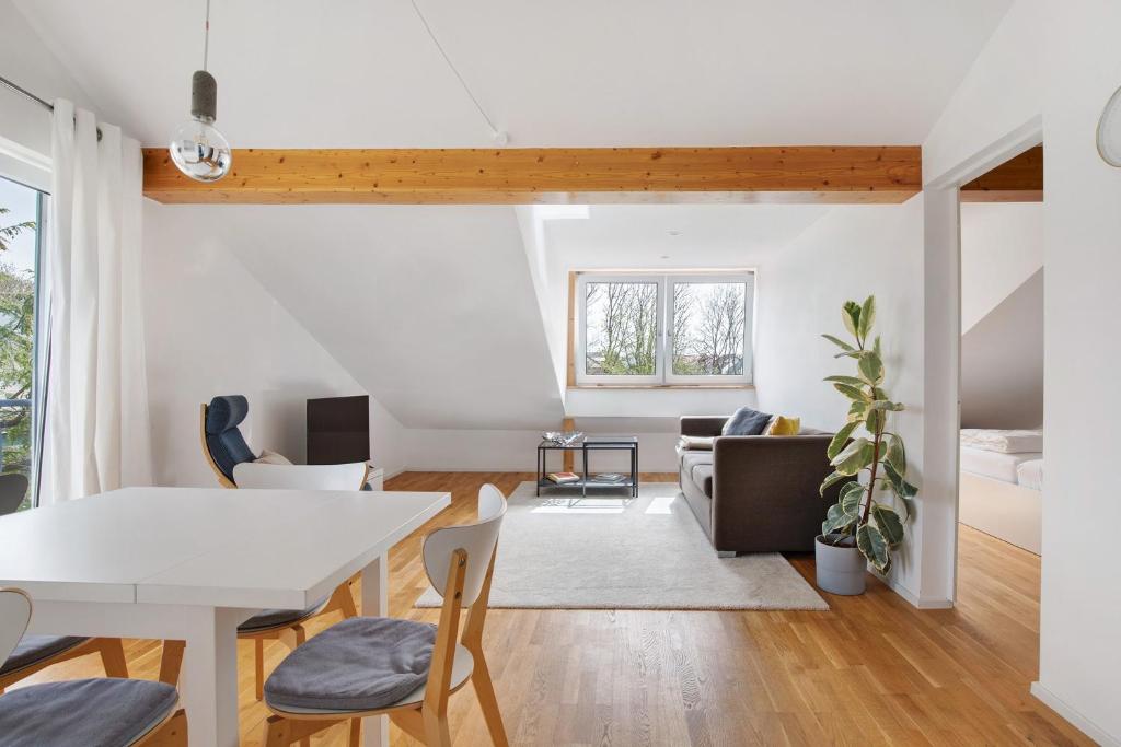 een woonkamer met een witte tafel en stoelen bij Blaustein Loft in Blaustein