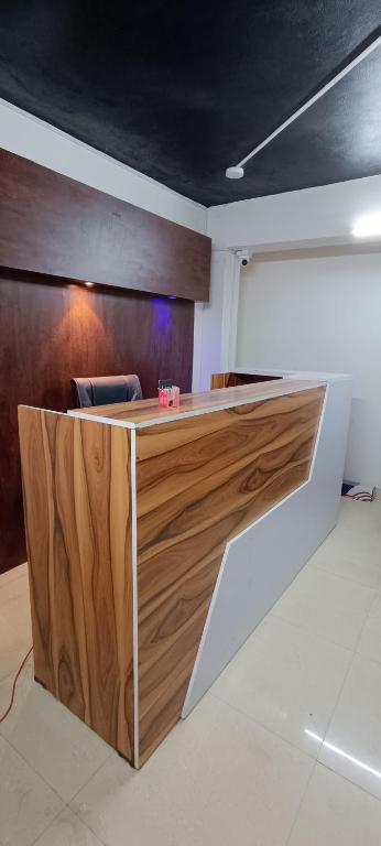 oficina con escritorio de madera y silla en PRIME RESIDENCY, en Pedda Ambarpet