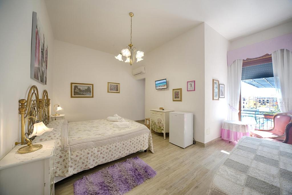 sypialnia z łóżkiem, stołem i oknem w obiekcie B&B Antica Dimora w mieście Olbia