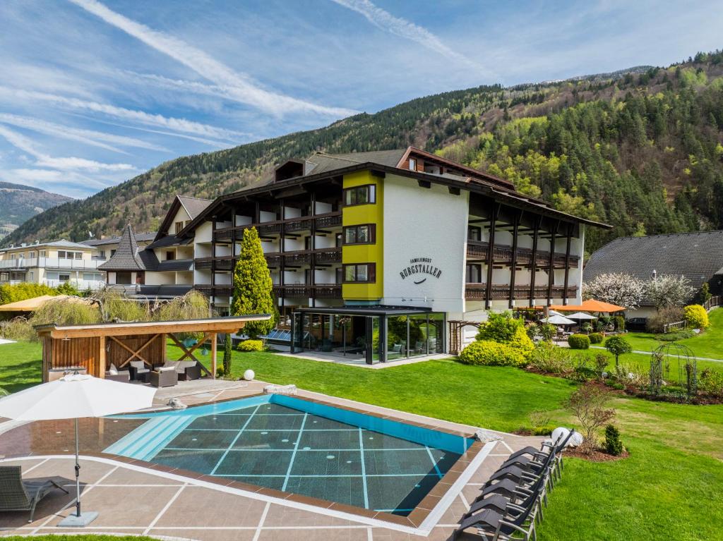 een afbeelding van een hotel met zwembad bij Familiengut Hotel Burgstaller in Döbriach