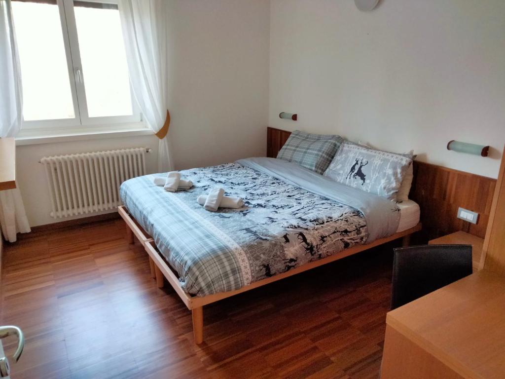 - une chambre avec un lit et 2 serviettes dans l'établissement Nido del Faggio, à Candriai