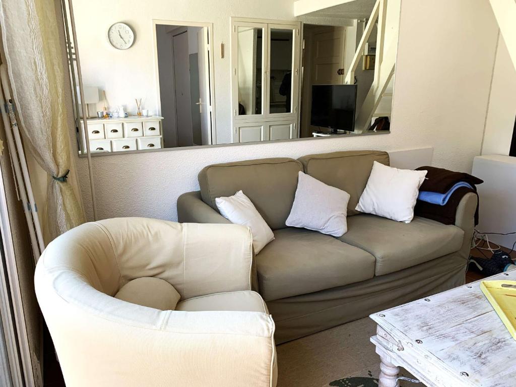 un salon avec un canapé et un miroir dans l'établissement Charmant T2 Mezzanine Climatisé, 4 Pers avec Terrasse et Parking - Proche Plages et Commerces - FR-1-607-134, au Cap d'Agde