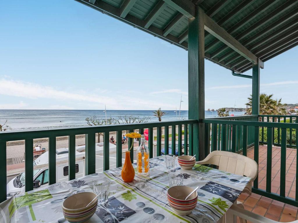 a table on a balcony with a view of the beach at Appartement Hendaye, 2 pièces, 5 personnes - FR-1-2-390 in Hendaye
