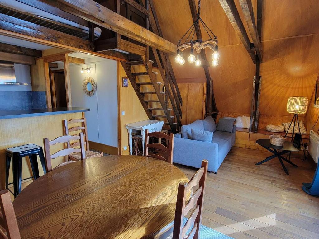 a living room with a wooden table and a couch at Chalet Saint-Michel-de-Chaillol, 3 pièces, 5 personnes - FR-1-393-165 in Saint-Michel-de-Chaillol