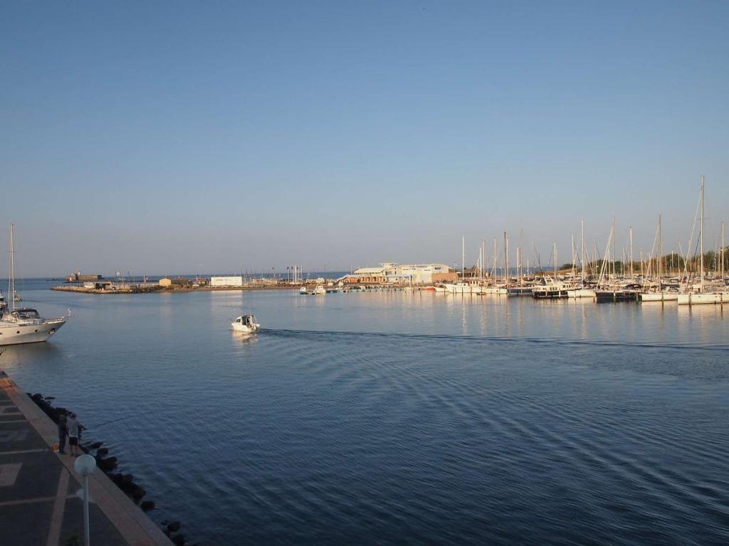 un petit bateau dans un port avec des bateaux dans l'eau dans l'établissement Studio Cabine avec Mezzanine, Ascenseur, Commerces à Proximité, Lave-Linge, Animaux Admis - FR-1-702-29, au Cap d'Agde