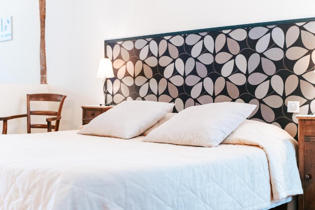 Postel nebo postele na pokoji v ubytování Hotel des Consuls