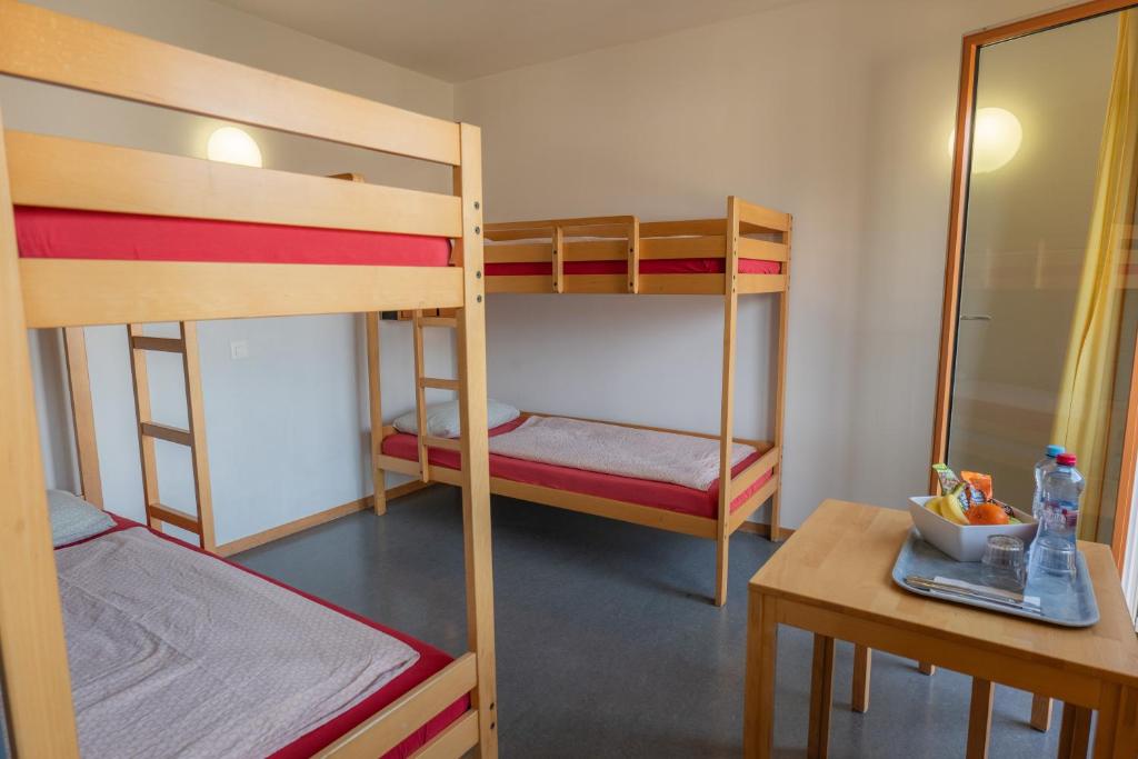 Postel nebo postele na pokoji v ubytování Locarno Youth Hostel