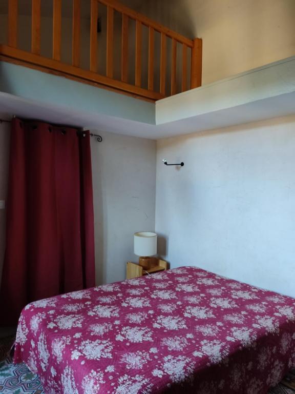 Posteľ alebo postele v izbe v ubytovaní Gite lilas du Mas de la Châtaigneraie dans le Gard près de Vallon Pont d Arc