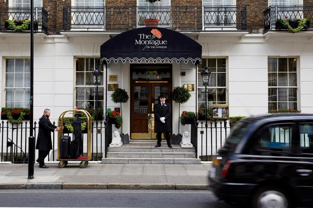 Quelques personnes debout à l'extérieur d'un bâtiment dans l'établissement The Montague On The Gardens, à Londres