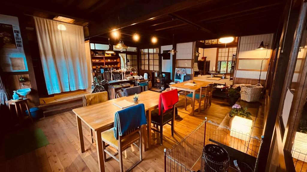 an overhead view of a restaurant with tables and chairs at 農家民宿と古民家カフェ 里山のカフェ ににぎ in Oga