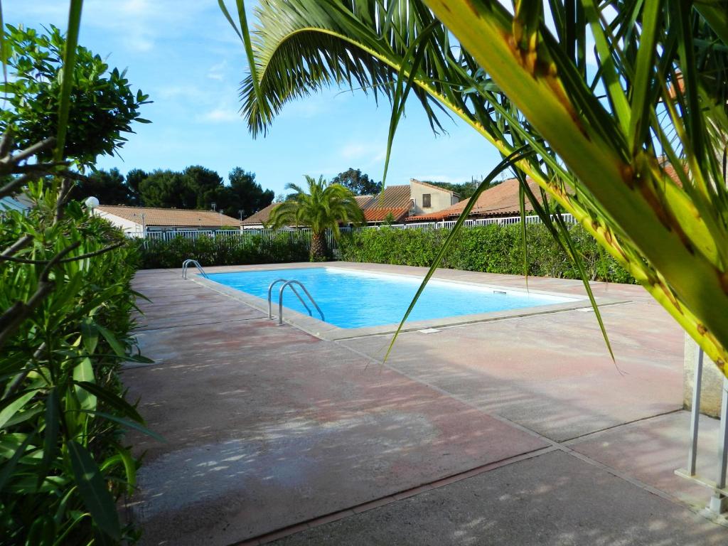 - une piscine dans une cour arborée dans l'établissement LES JARDINS D ETE Maison climatisée dans résidence avec piscine - 3 chambres - Parking - Wifi, à Saint-Cyprien