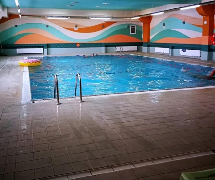 - une grande piscine dans un grand bâtiment dans l'établissement Apartamenty Trzy Wieze, à Varsovie