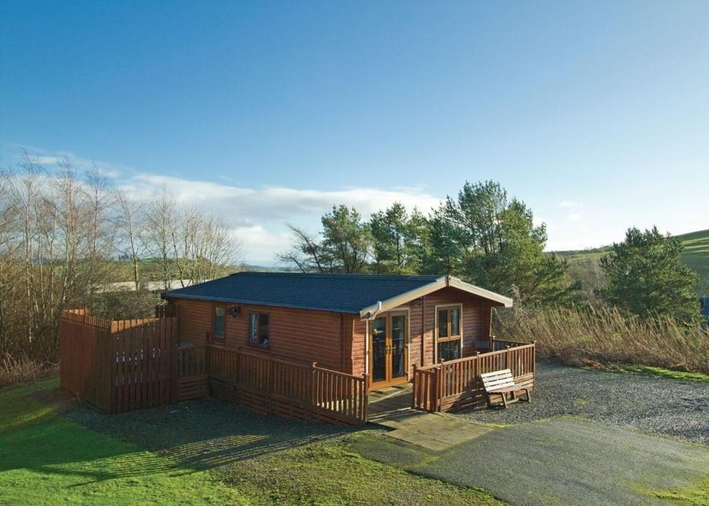 una piccola cabina con portico e terrazza di Nunland Hillside Lodges a Holywood