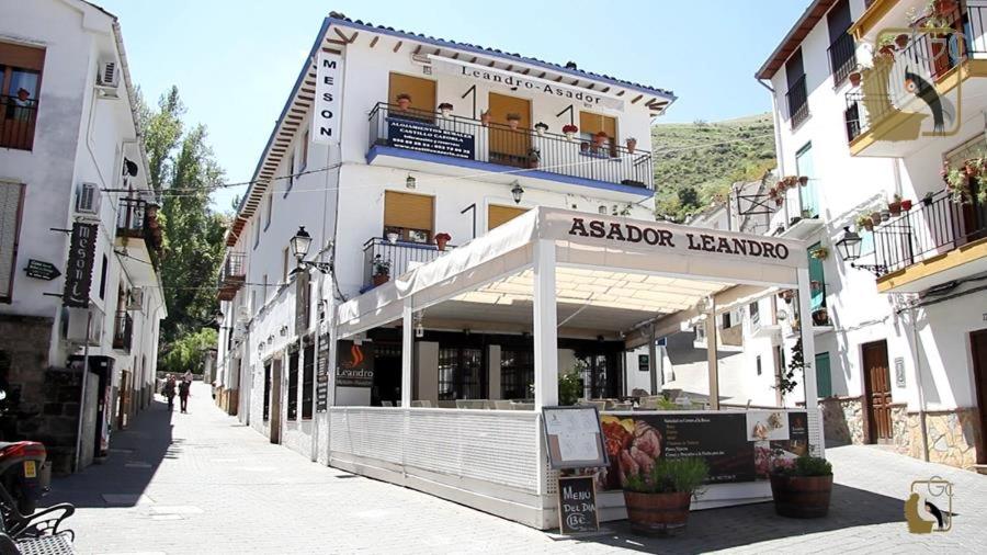 un bâtiment avec un panneau sur le côté d'une rue dans l'établissement Apartamentos Castillo Cazorla, à Cazorla