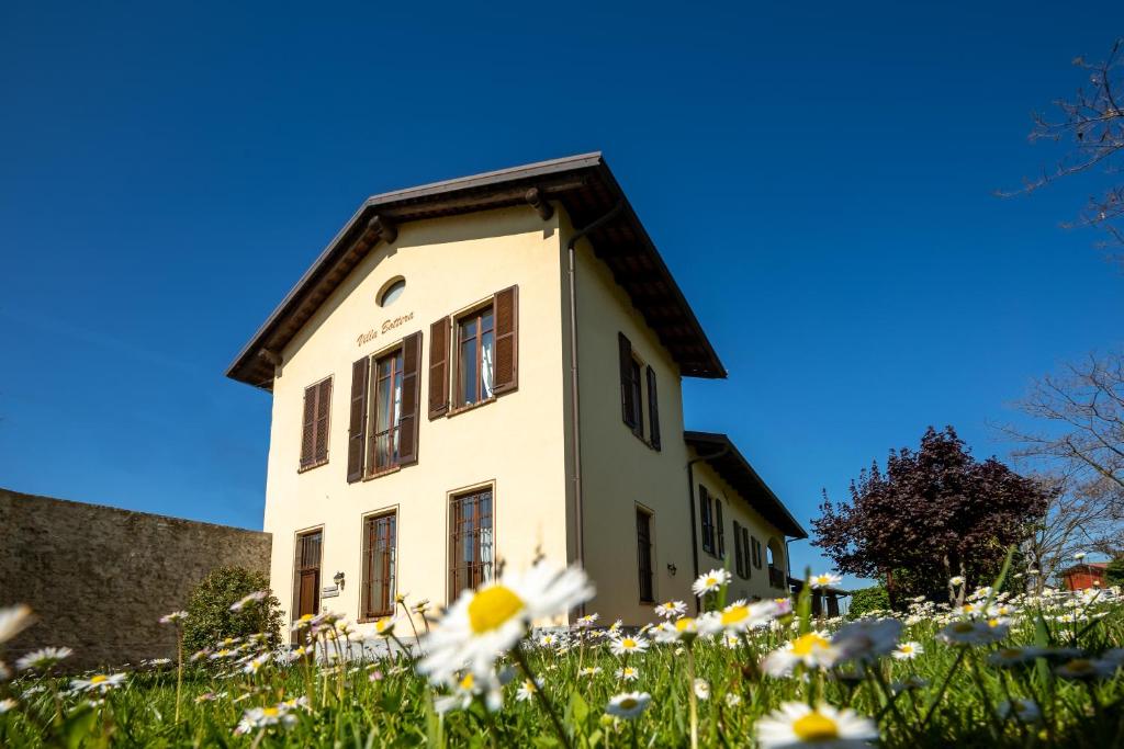 a building in a field of flowers at VILLA BOTTERA with Jacuzzi in the garden Cuneo Langhe Piemonte in Riforano