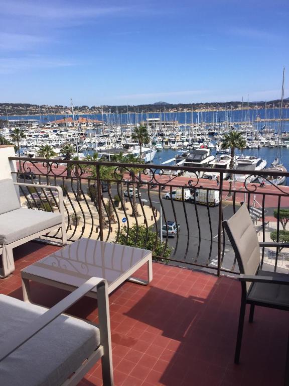 d'un balcon avec des chaises et une vue sur le port de plaisance. dans l'établissement Face à la mer, à Bandol