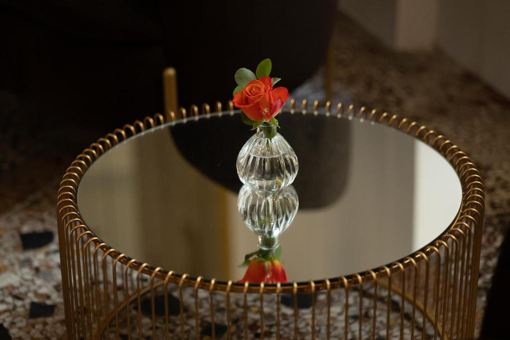 a vase with flowers in it sitting in a basket at Maison Roma Piazza di Spagna UNA Esperienze in Rome