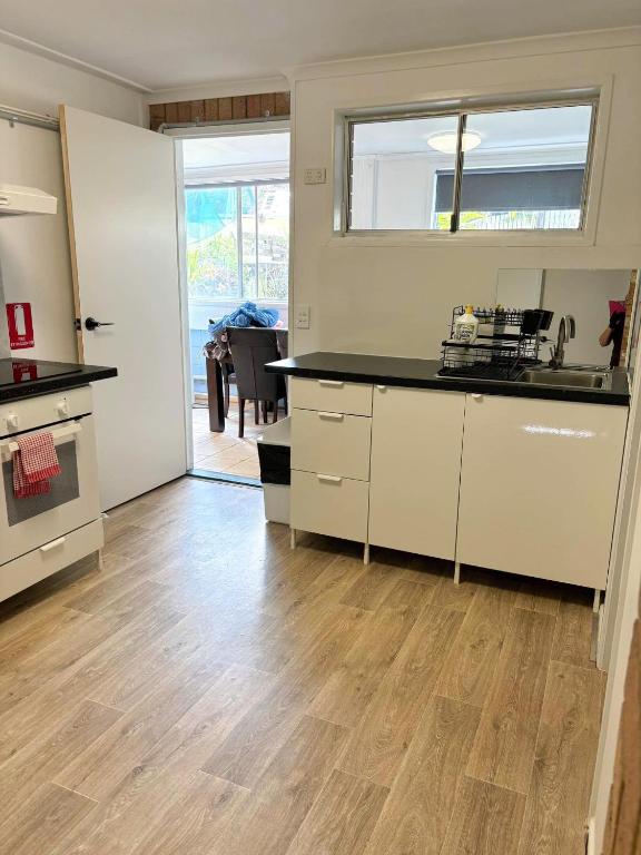 una cucina con lavandino e piano di lavoro di Sunshine Rooms a Maroochydore