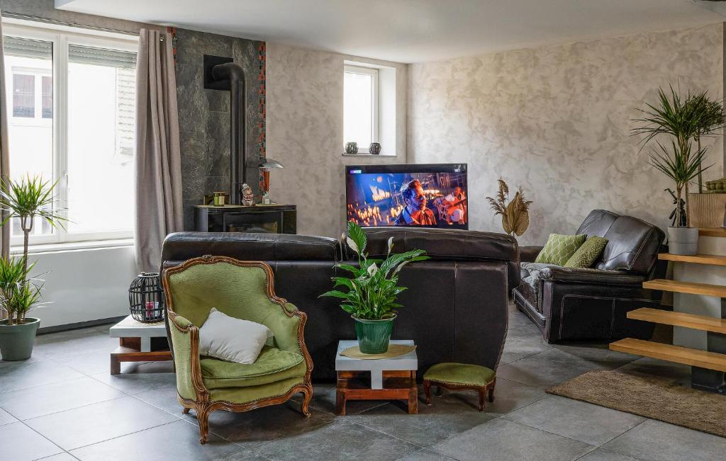 Oleskelutila majoituspaikassa Nice Apartment In Champagnole With Wifi
