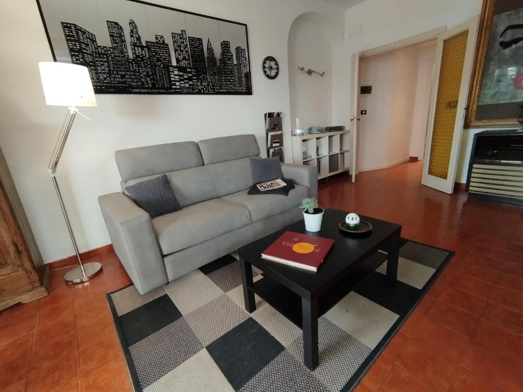 uma sala de estar com um sofá e uma mesa em ROMA - Bel Poggio Country House em Roma
