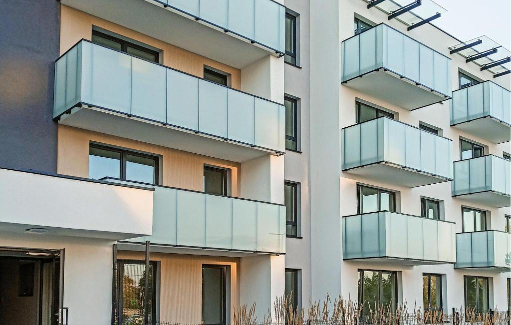 een appartementencomplex met glazen balkons erop bij 2 Bedroom Beautiful Apartment In Biskupiec in Biskupiec