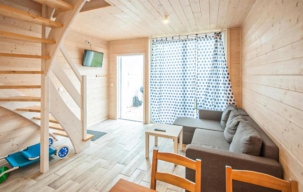 薩比諾沃的住宿－Stunning Home In Sarbinowo With Wifi，带沙发和楼梯的客厅