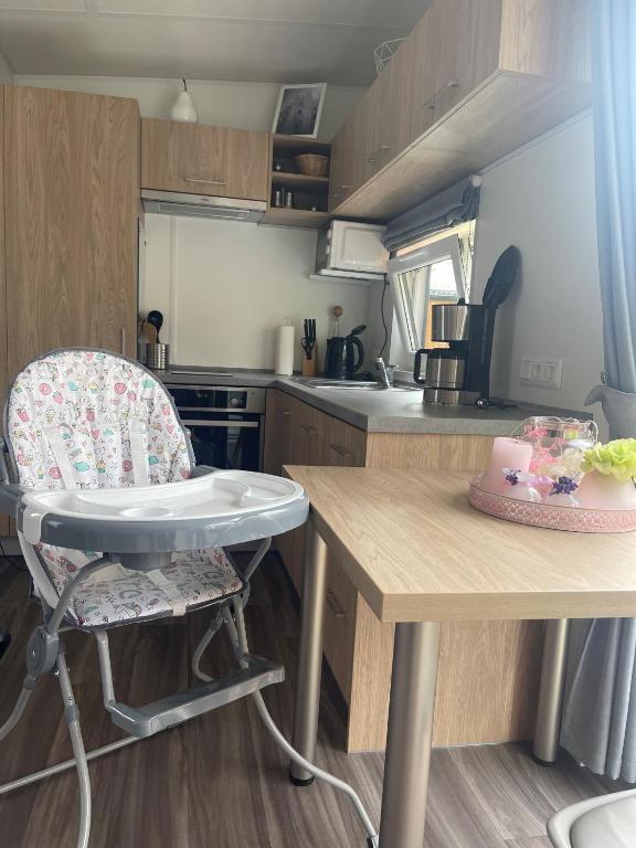 Kuchyň nebo kuchyňský kout v ubytování Tinyhouse am See im Donau-Ries