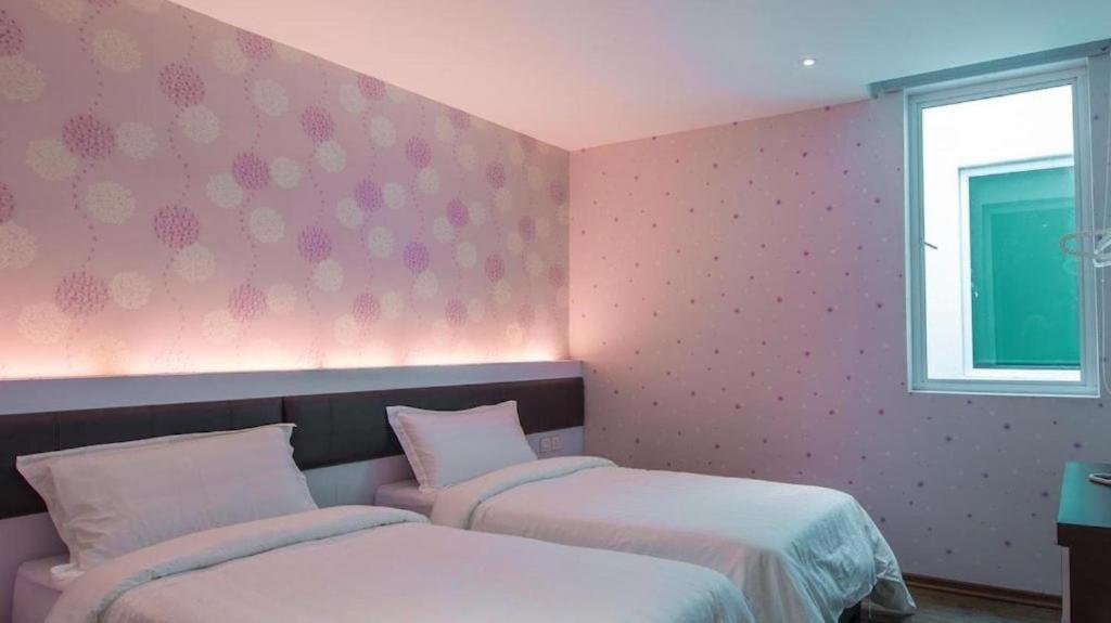 Llit o llits en una habitació de Riverfront Melaka Hotel