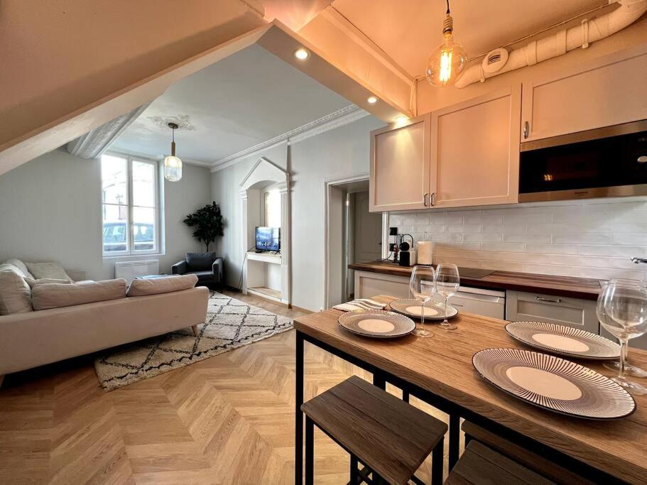 a kitchen and living room with a table and a couch at Le Bellifontain - 4 pers - 2 BR in Fontainebleau