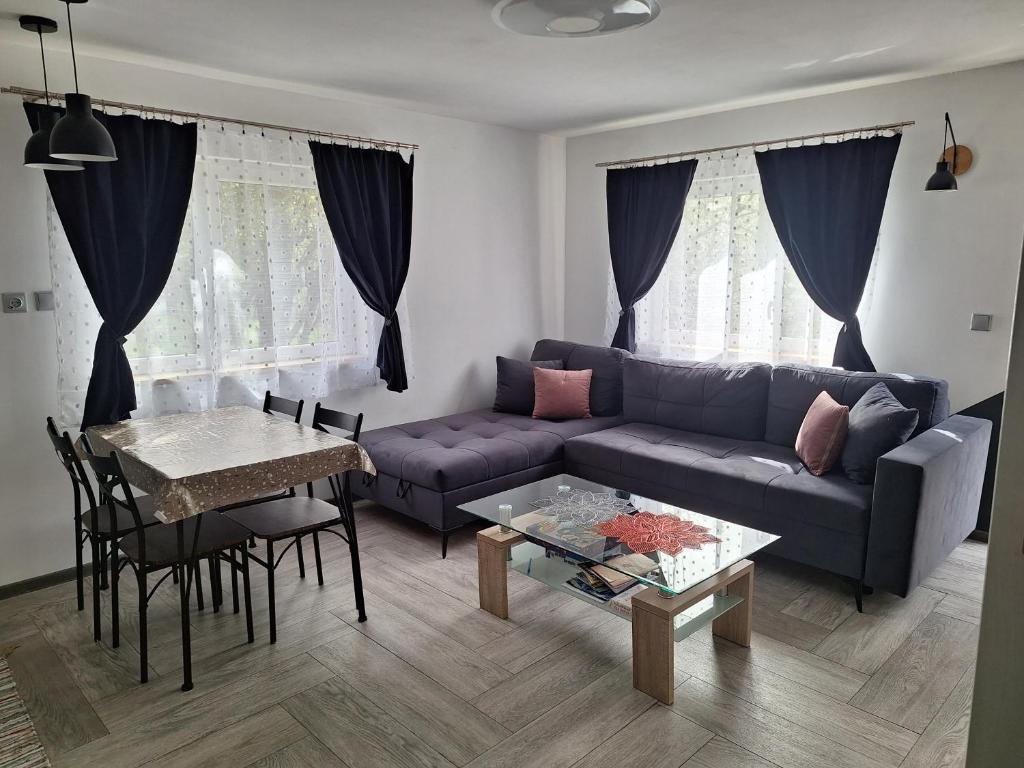 sala de estar con sofá y mesa en Noclegi Różanka, en Radomierz