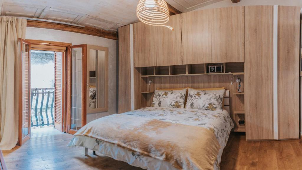 - une chambre avec un lit et un mur en bois dans l'établissement A Casa di Marina, à Bassiano