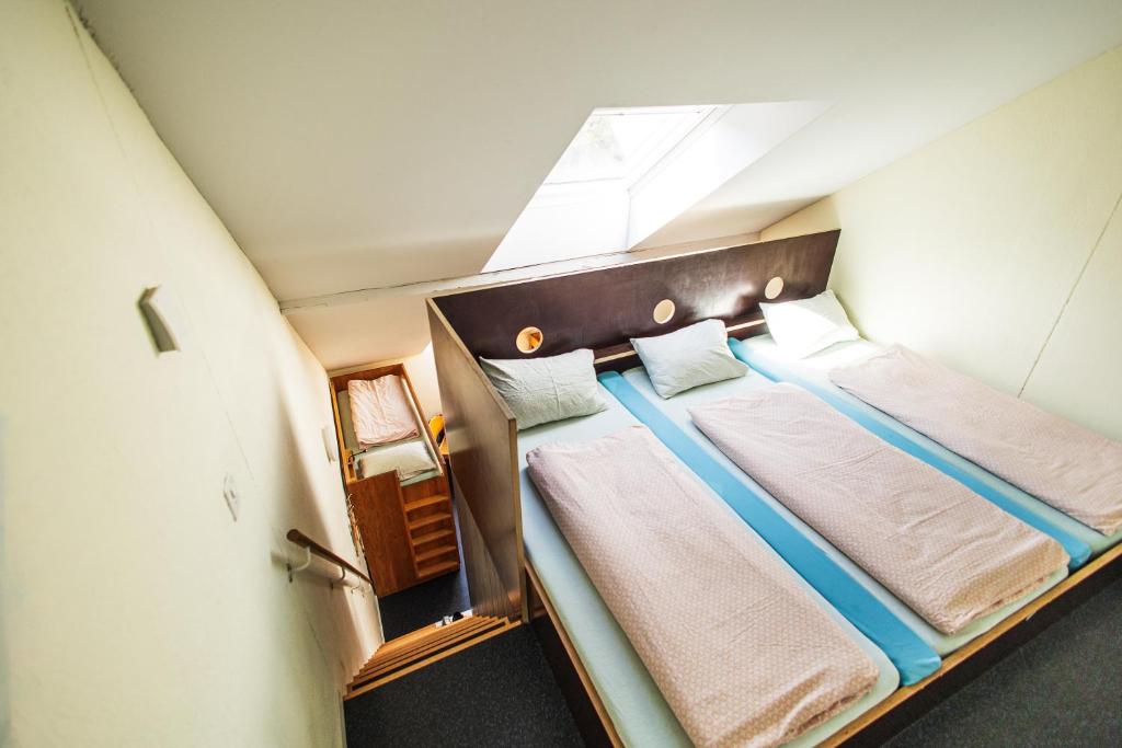 Postel nebo postele na pokoji v ubytování Baden Youth Hostel