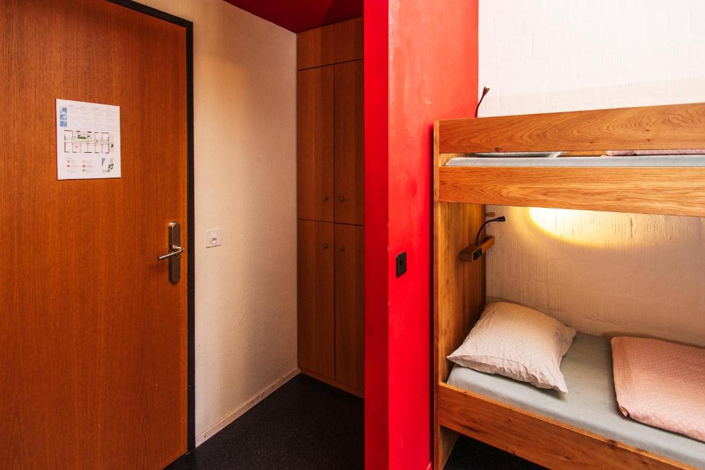 Postel nebo postele na pokoji v ubytování Baden Youth Hostel