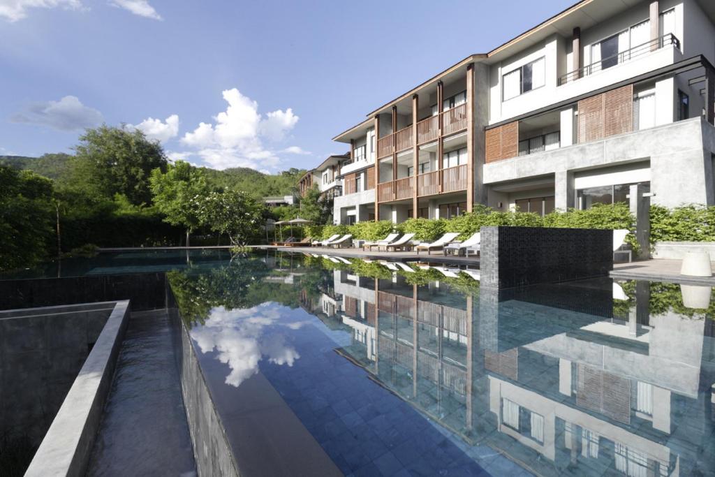 un'immagine di una piscina di fronte a un edificio di Veranda High Residence a Hang Dong