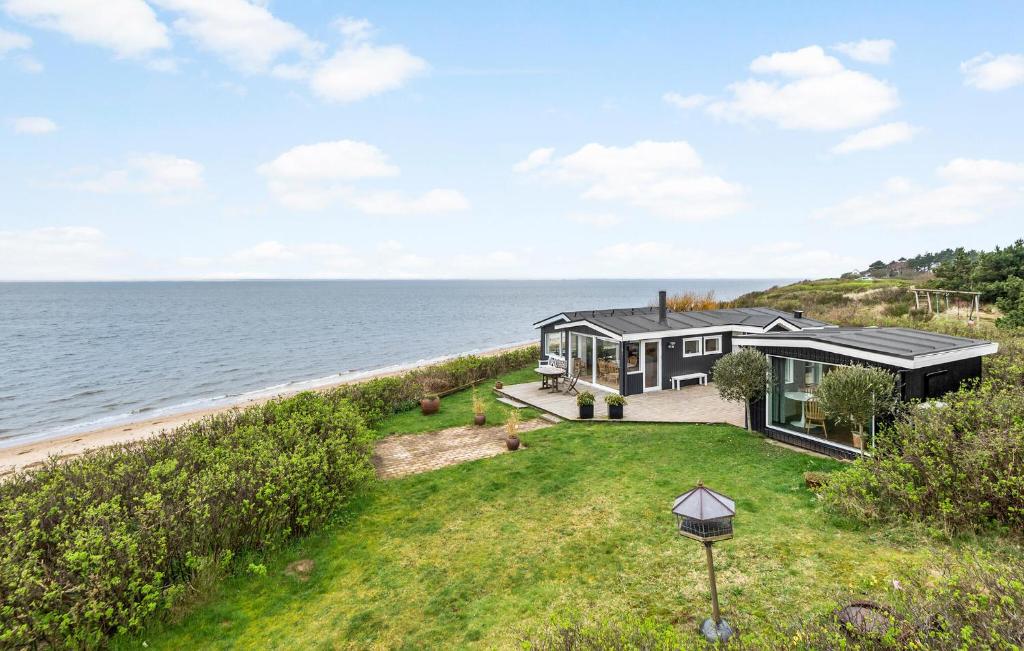 埃斯比約的住宿－Cozy Home In Esbjerg V With Wifi，海滩上的房子,享有海景