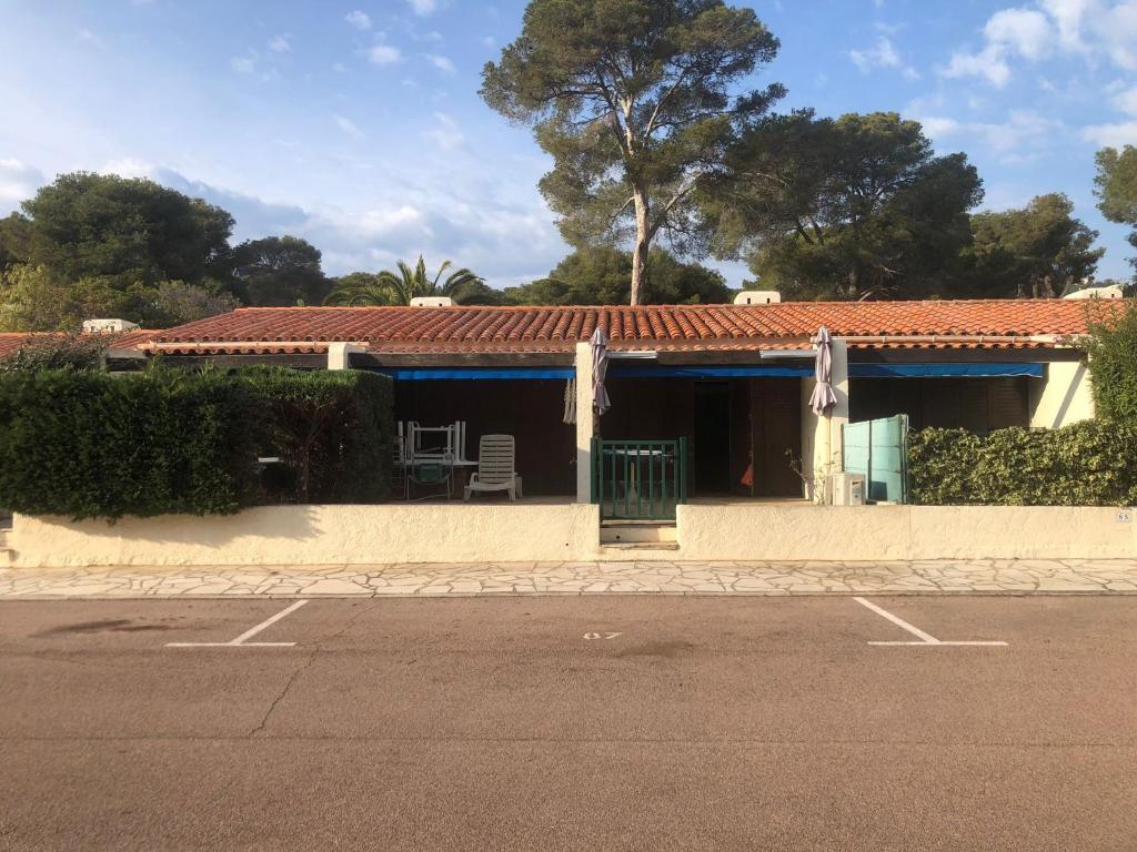 une maison avec un parking en face de celle-ci dans l'établissement ACAPULCO 86&87, aux Issambres