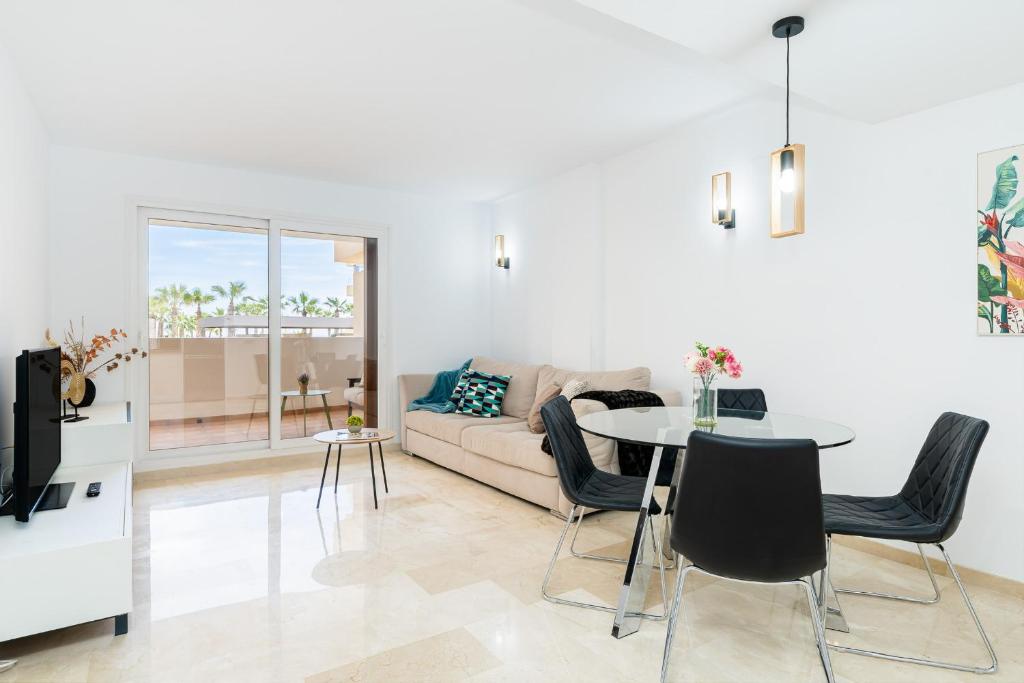 een woonkamer met een bank en een tafel bij Tornado Apartamento Sunrise in Torrevieja