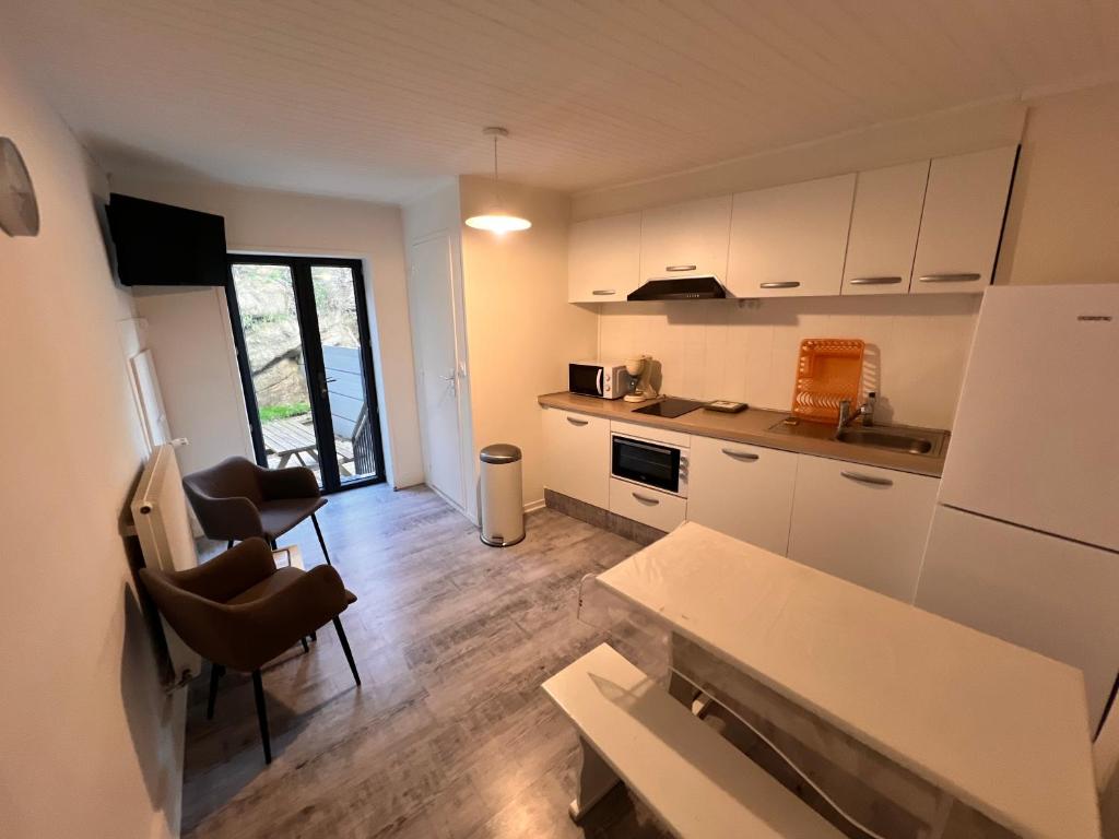 Kuchyňa alebo kuchynka v ubytovaní Appartement 4 personnes, 1 chambre, terrasse, Wifi, proche du centre