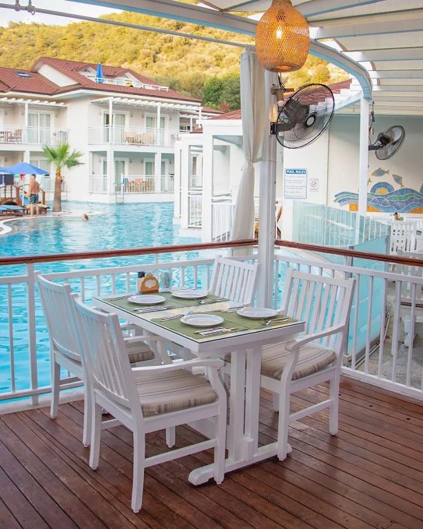 Bazén v ubytování Mozaik Hotel nebo v jeho okolí