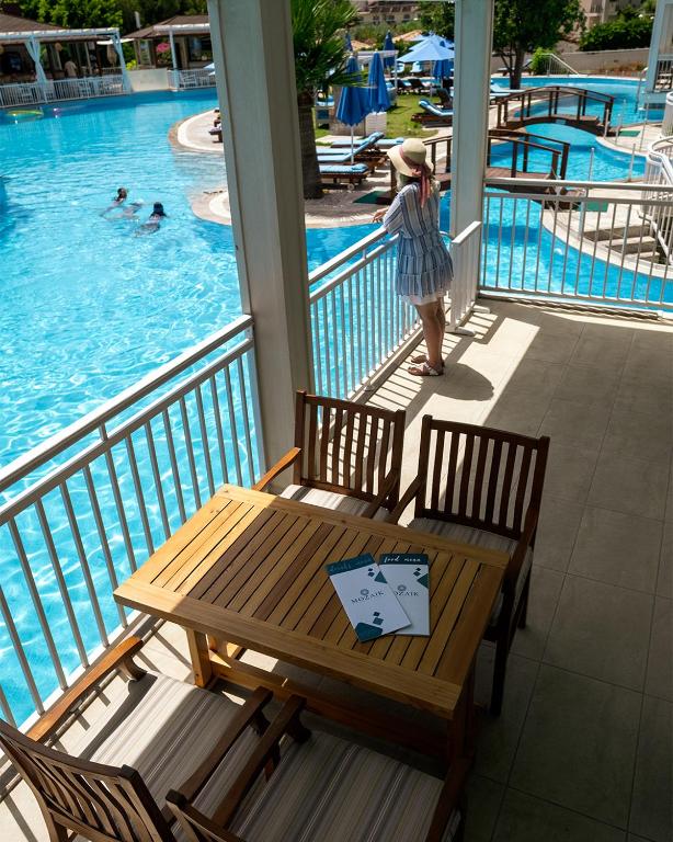 Bazén v ubytování Mozaik Hotel nebo v jeho okolí