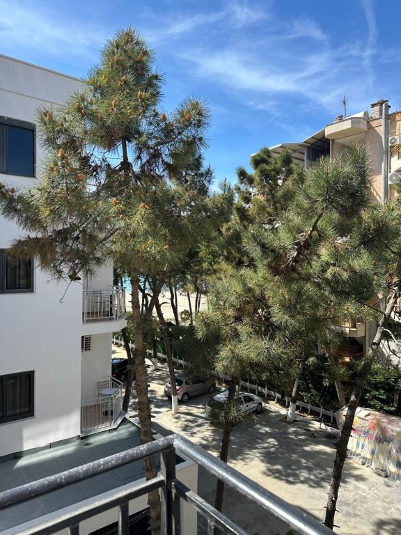 una vista dal balcone di un edificio con un albero di Paradise apartman a Durrës