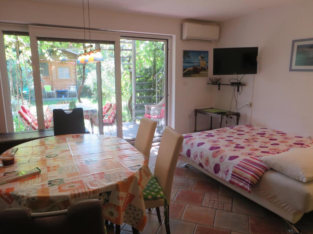 - un salon avec une table, une table et un lit dans l'établissement Apartment Ferrari, à Portorož