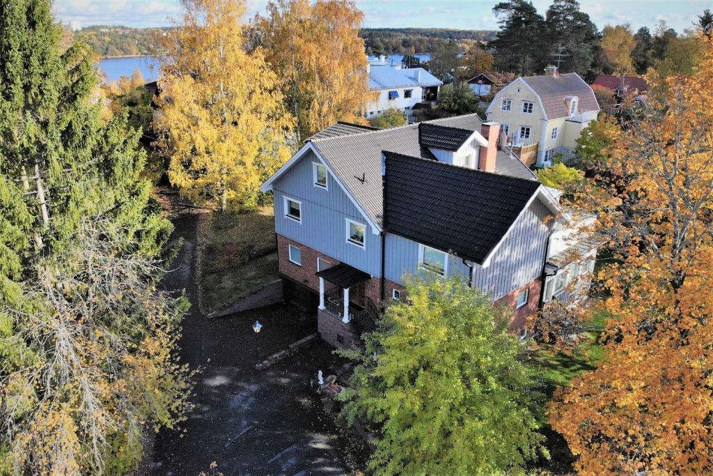 una vista aérea de una casa en el bosque en Spacious home in idyllic neighbourhood, 15min to City, en Sollentuna